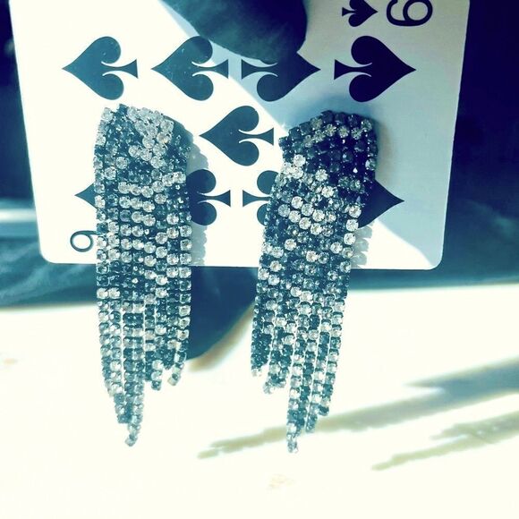 ♥️ Garavani style crystal pendant earrings, clear gunmetal black contrast dangle - Picture 11 of 16